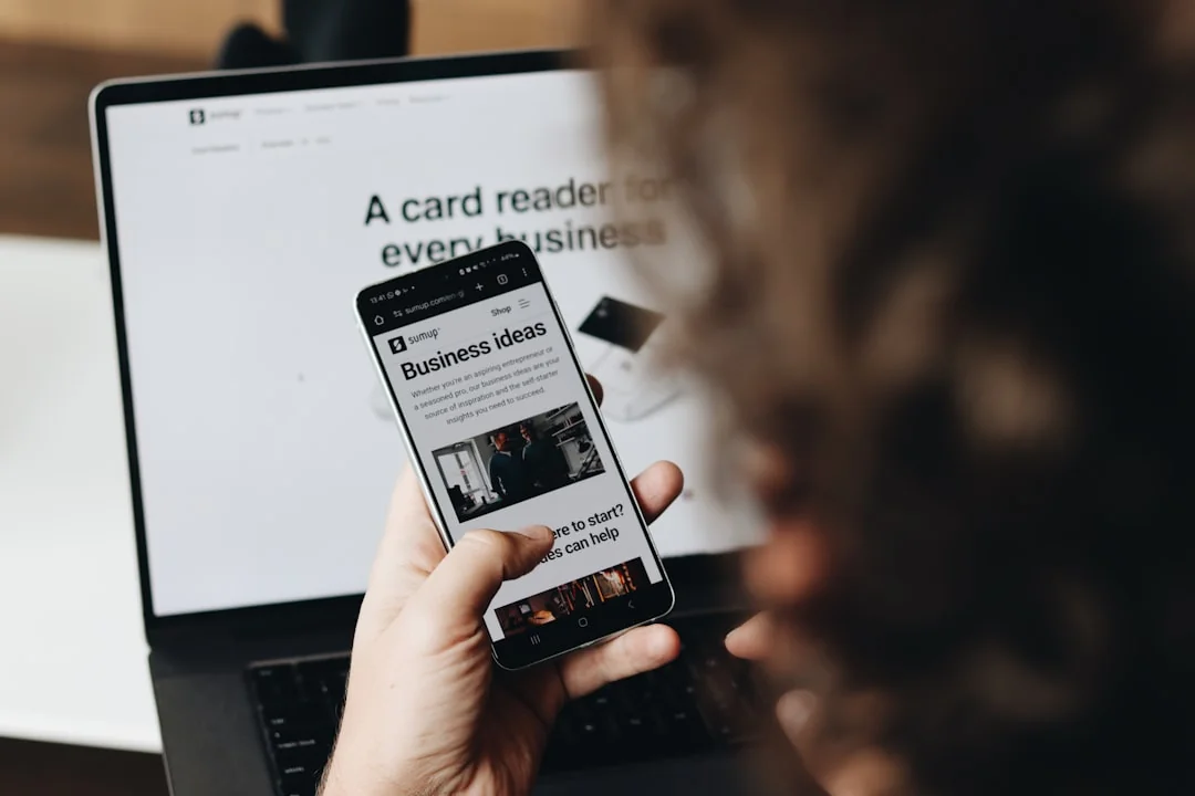 Site web OpenAI présentant une introduction à ChatGPT sur un écran d’ordinateur